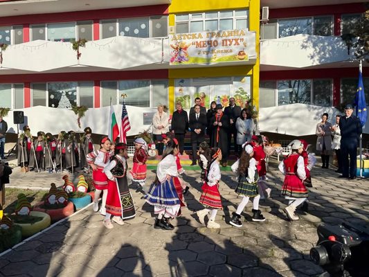 Заместник-посланикът на САЩ в България Мартин Макдауъл, заедно с кмета на град Кнежа Илийчо Лачовски, директора Силвия Димова и народния представител Валери Лачовски, участваха в церемонията по откриването на обновената сграда на Детска градина „Мечо Пух" в Кнежа. СНИМКА: ПОСОЛСТВО НА САЩ