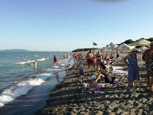 Бургаският плаж е пълен с хора в 20 часа в петък все едно е по обяд. Снимка ДИМЧО РАЙКОВ