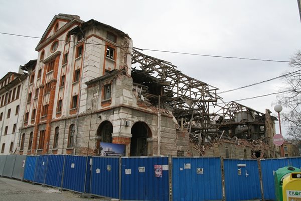 Година и осем месеца складът на ул. "Одрин" 8 в Пловдив изглежда така.