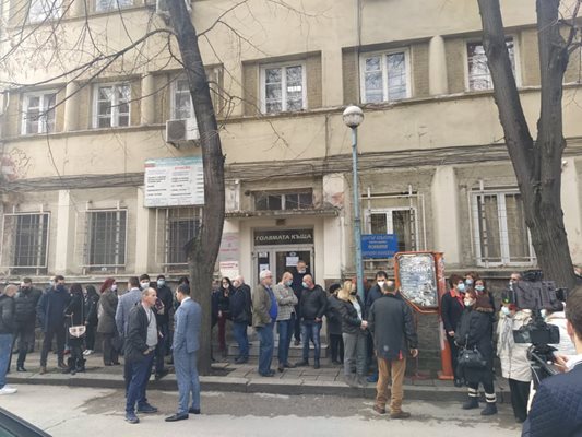 Социалисти да дошли да подкрепят Георги Гергов пред местната централа на БСП в Пловдив. Снимка: Авторът