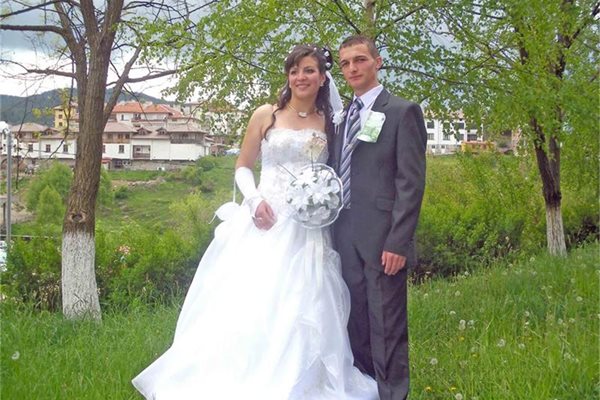 Силвана и Радослав вдигнаха голяма сватба въпреки несъгласието на близките им.

