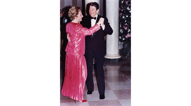 Маргарет Тачър танцува с Роналд Рейгън в Белия дом през 1988 г.