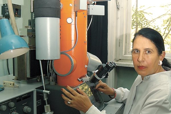 Проф. Емилия Запрянова наблюдава клетките под електронен микроскоп.