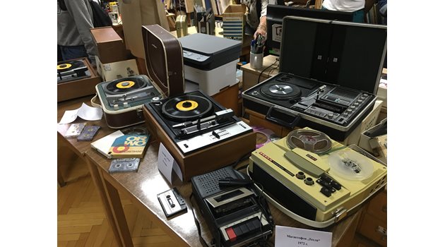 Освен стари радиоапарати в колекцията има грамофони и магнетофони.