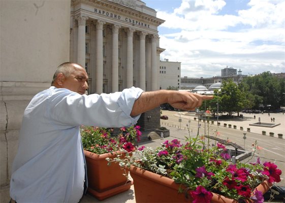 Като премиер Бойко Борисов обичаше да излиза на балкона на кабинета си и да наблюдава строежа на метростанцията и ремонта на ларгото. По негово време е изписана странната поръчка от бутилка коняк за почистване на балконите на кабинета.