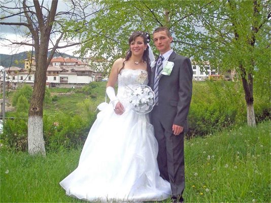 Силвана и Радослав вдигнаха голяма сватба въпреки несъгласието на близките им.
