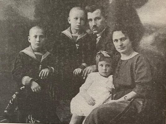 Кирил като дете (крайният вляво) с родителите си, сестра си Иванка и брат си. Сестра му вероятно единствена знаела съкровената му тайна, че чака дете в Германия.
