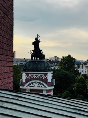 Красивите статуи на покрива на Народния театър
СНИМКИ: ВЕЛИСЛАВА КРЪСТЕВА