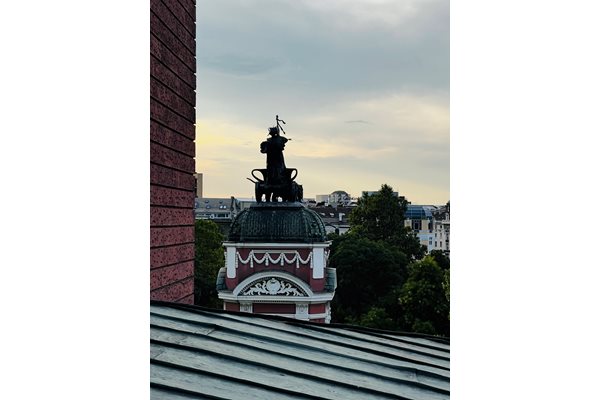 Красивите статуи на покрива на Народния театър
СНИМКИ: ВЕЛИСЛАВА КРЪСТЕВА