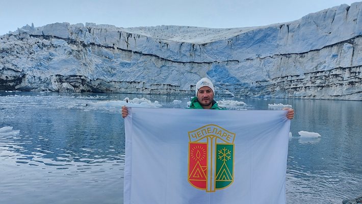 Марчо Пауов със знамето на Чепеларе на Антарктида. Сега смята да покори и едноименен връх.