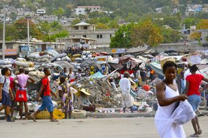 Разрушения и загинали след земетресение в Хаити