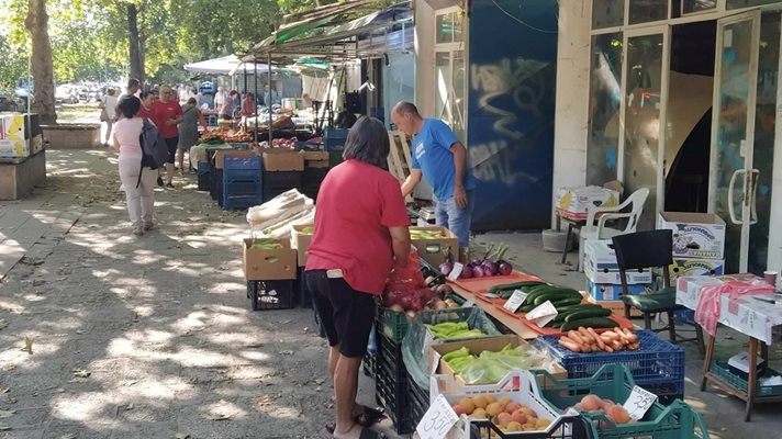 В този сезон на пазара на улица "Младежка" има всичко.