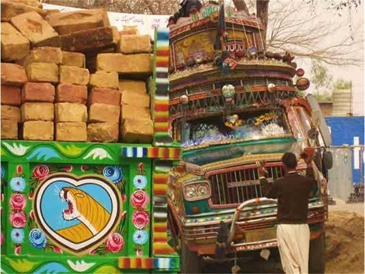 В Пакистан шофьорите на камиони вярват, че колкото по-ярко е украсен един камион, толкова по-успешен ще е бизнесът им. Не знам дали е така, камионите са наистина красиви. Ако карат и по-внимателно, ще е от полза за всички.
