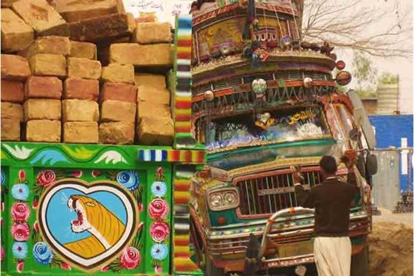 В Пакистан шофьорите на камиони вярват, че колкото по-ярко е украсен един камион, толкова по-успешен ще е бизнесът им. Не знам дали е така, камионите са наистина красиви. Ако карат и по-внимателно, ще е от полза за всички.
