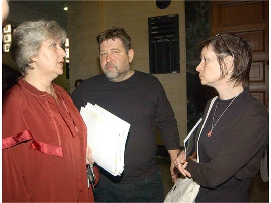 прокурор Любка Костова (вляво) поиска затвор до гроб за подсъдимия Илиян Тодоров