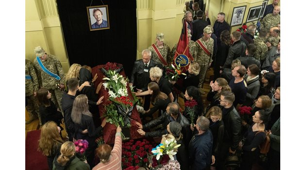 Почитатели на балетиста се стичат да изразят скръбта си от загубата му на погребението.

СНИМКА: РОЙТЕРС