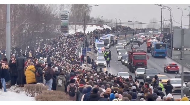 Десетки хиляди руснаци рискуваха да бъдат арестувани, за да се сбогуват днес с най-големия критик на президента Владимир Путин - Алексей Навални.. КАДЪР: Екс/teamnavalny