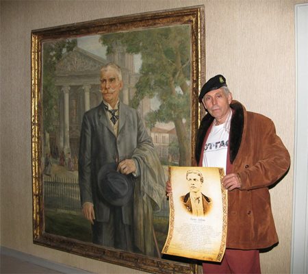 Актьорът държи един от плакатите, които взе за студентите, до портрета на Иван Вазов в Народния театър.

СНИМКИ: ПИЕР ПЕТРОВ И БУЛФОТО