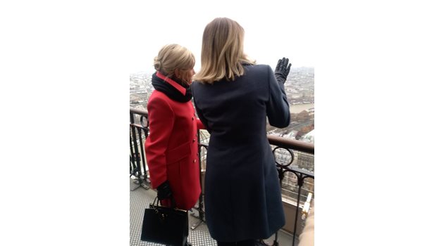 Десислава Радева и Брижит Макрон гледат Париж отвисоко.