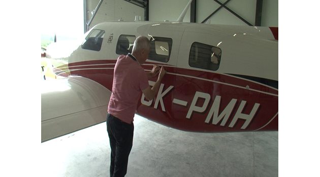 Мирослав Хинков при самолета “Пайпър”, с който е летял от Габрово до София и до Гърция.