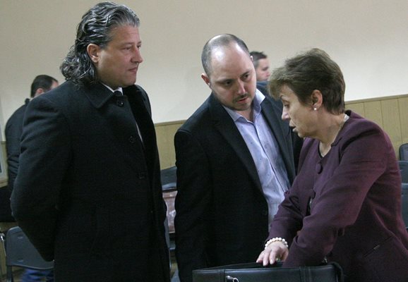 Александър Николич (вляво) и Георги Бранеков със своята адвокатка Розалина Апостолова. Снимки: Евгени Цветков