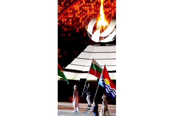 Българското знаме на закриването на Олимпиадата в Токио
