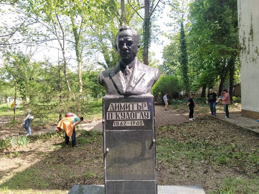 Паметникът на Димитър Кудоглу е почистен и възстановен от почетния консул на Украйна Димитър Георгиев.