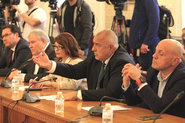 Бойко Борисов поиска от ПП-ДБ имена на министри при кабинет с втория мандат още преди ГЕРБ да са получили първия.