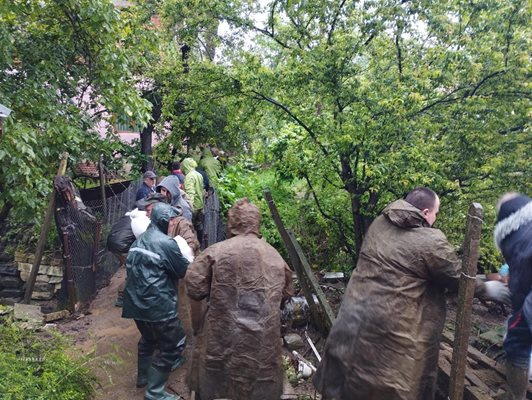 Военнослужещи помагат на бедстващите при наводнението в Берковица Снимка: Министерство на отбраната