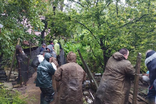 Военнослужещи помагат на бедстващите при наводнението в Берковица Снимка: Министерство на отбраната