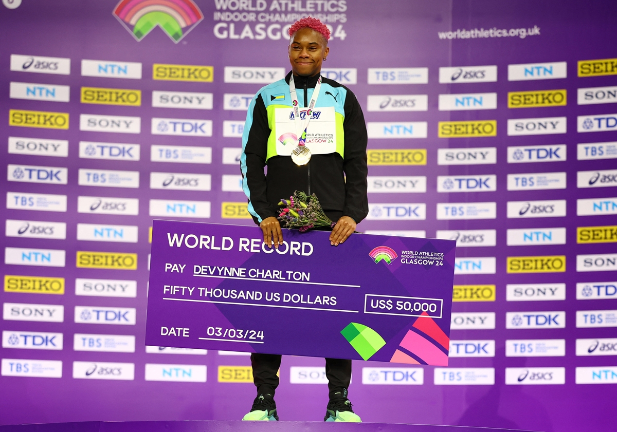 Дивайн Чарлтън с нов световен рекорд на 60 метра с препятствия