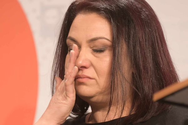 Михаела Здравкова не скри сълзите си.