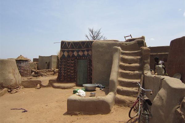 Рисувани къщи в Тиебеле - село до границата с Гана. Сградите се полират със замазка от кал и кравешки тор.
