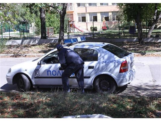 Полицейски патрул направи проверка на сигнала в парка.
СНИМКИ: ЙОРДАН СИМЕОНОВ
