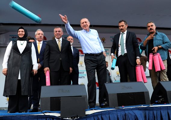 Ердоган хвърля комплекти с шах на привърженици на митинг в град Мардин.