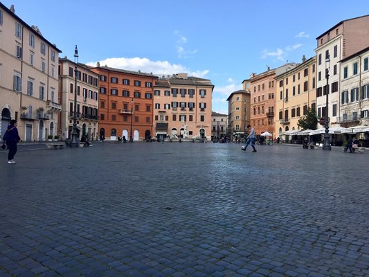 Празните улици през уикенда в Рим и Ватикана