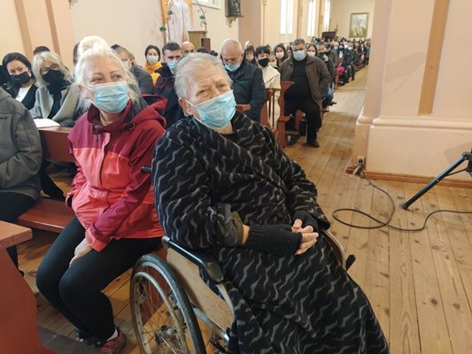Жена в инвалидна количка присъства на литургията.