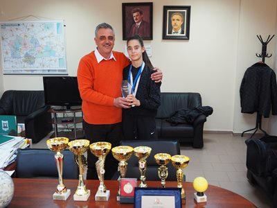 Кметът на община "Марица" Димитър Иванов и тенисистката Ивона Савекова.