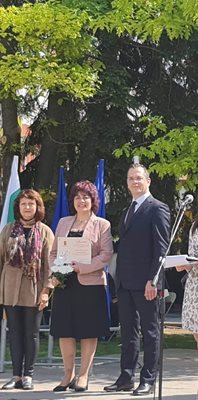 Кметът на Добрич Йордан Йорданов с част от наградените педагози