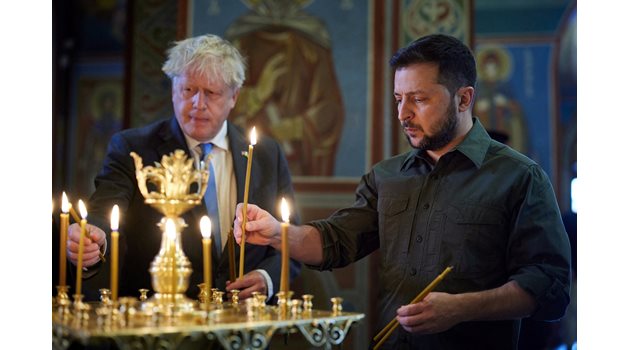 Британският премиер Борис Джонсън и президентът на Украйна Владимир Зеленски палят свещи по време на посещение на катедралата Свети Михаил 