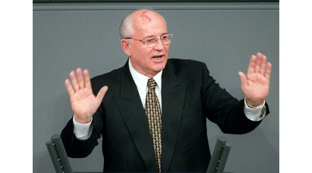 Михаил Горбачов изнася реч за 10-ата годишнина от рухването на Берлинската стена в германския парламент през 1999 г.