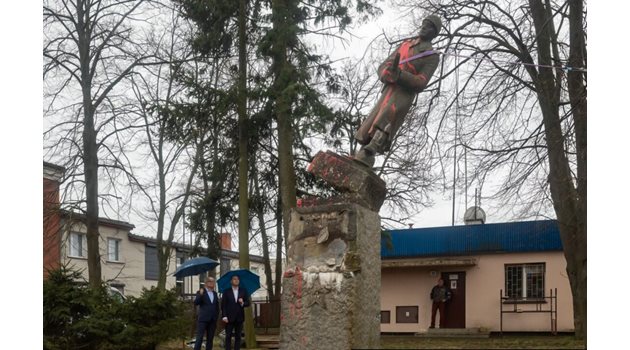 Поляк наблюдава как събарят паметник на съветски воин в град Шедълце (на 90 км от столицата Варшава).