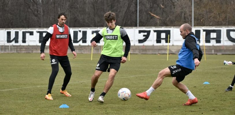 Тудор Бутучел (в средата) няма да играе в "Локо" (Пд).

Снимка: Lokomotivpd.com.