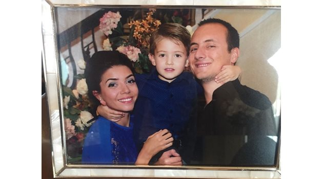 Бащата Анатолий Радев и майката Жени с баткото Алекс