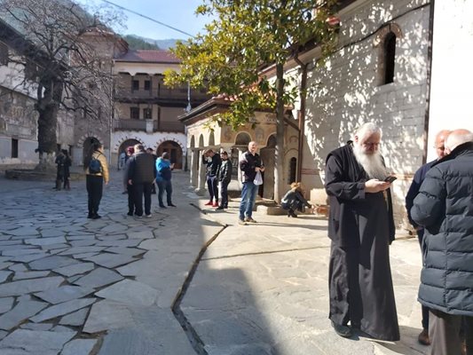 Игуменът Сионий (на преден план) обича да разговаря с богомолците, които посещават Бачковския манастир