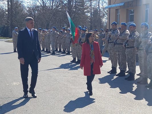 Министрите на отбраната на България и Испания Стефан Янев и Маргарита Роблес в авиобаза "Граф Игнатиево". Снимки : Румен Златански