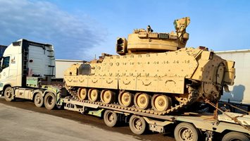 Военна техника на НАТО стресна русенци - бойни машини пътуват към Румъния