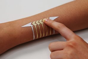 Учени от Тексаския университет са разработили електронна татуировка за измерване на кръвното налягане  СНИМКИ: АРХИВ