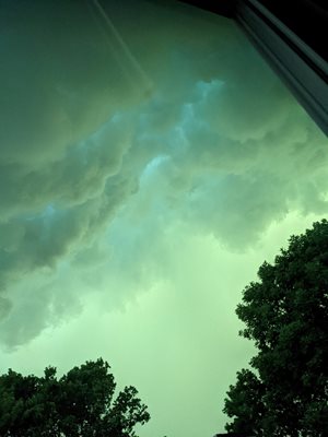 Зелено небе преди бурята в Сиукс Фолс, Южна Дакота.