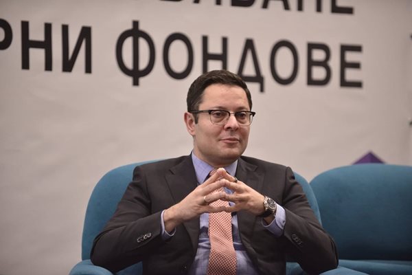 Министърът на иновациите и растежа Александър Пулев по време на конференцията "Парите по плана за възстановяване и европейските структурни фондове", организирана от КРИБ и "24 часа"